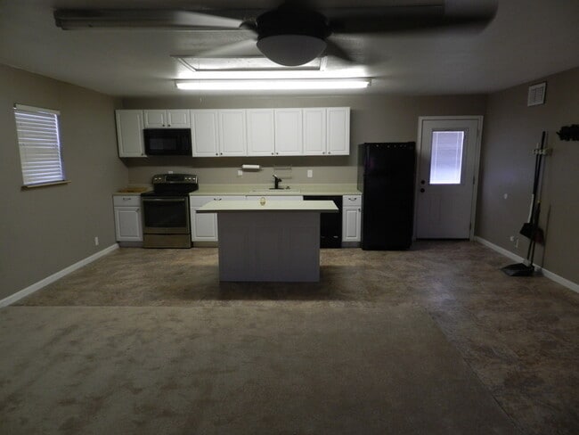 Building Photo - 2/2 Stone Stand Alone Apartment - RV HOOK ...