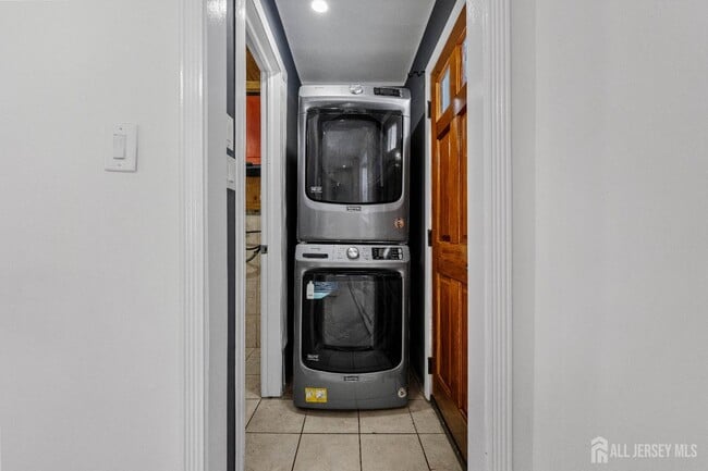 Building Photo - 691 Cook Ave