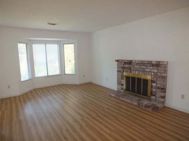 Building Photo - Folsom Willow Creek 3/2.5 $2795