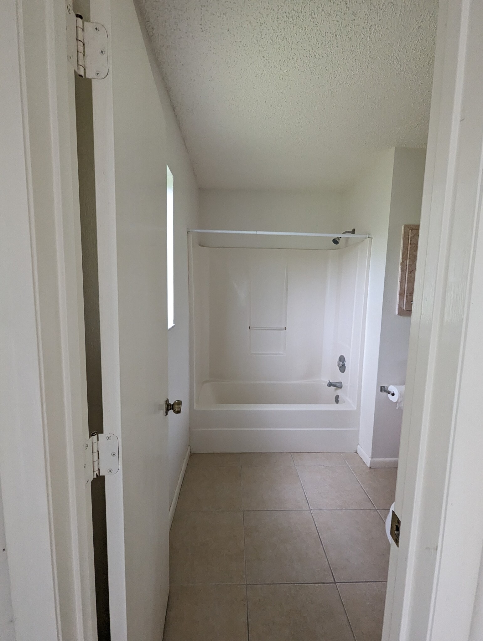 Master bathroom-Tub/shower - 3740 Giblin Dr
