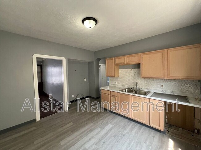 Building Photo - 3257 E 139th St