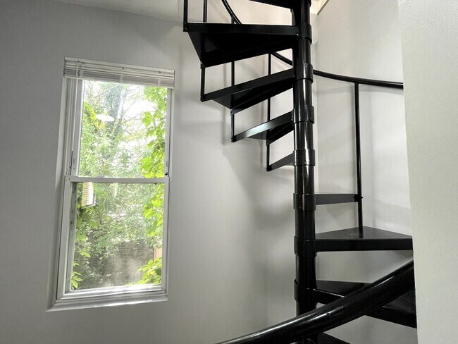 Building Photo - 942 N Elston Ave