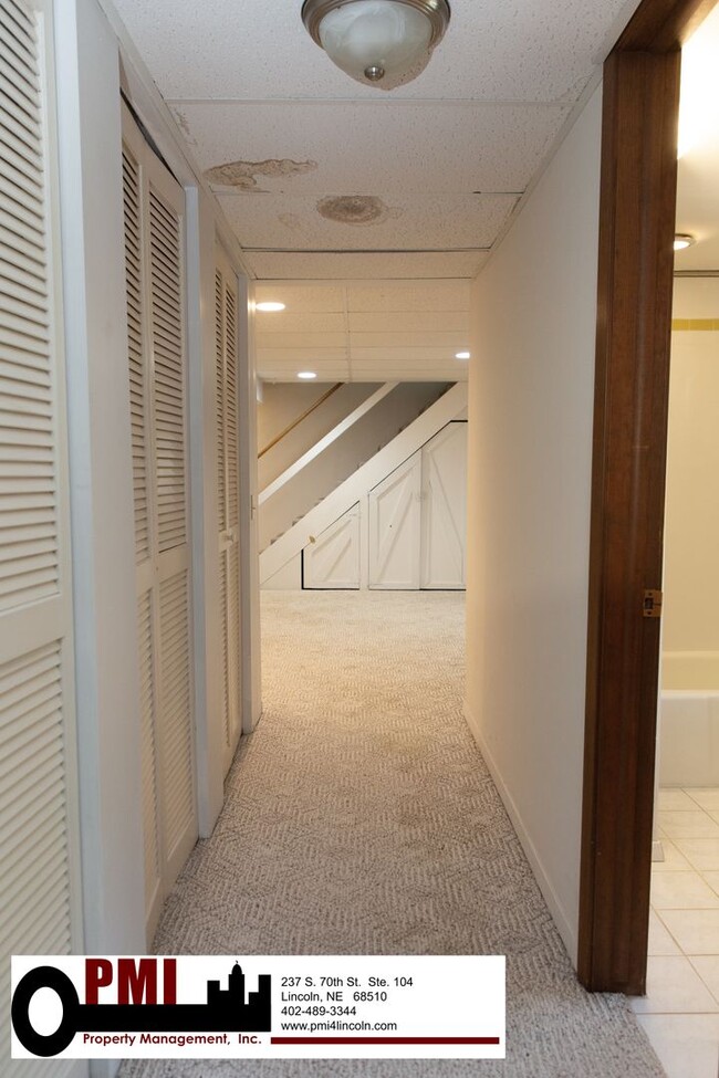 Building Photo - 8030 N Hazelwood Dr