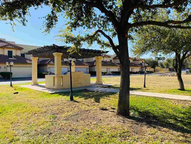 Building Photo - 707 St James Dr
