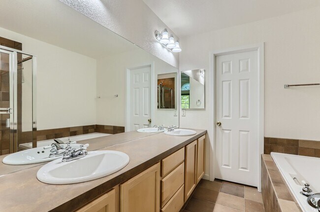 Building Photo - Sunny townhome in West Longmont!