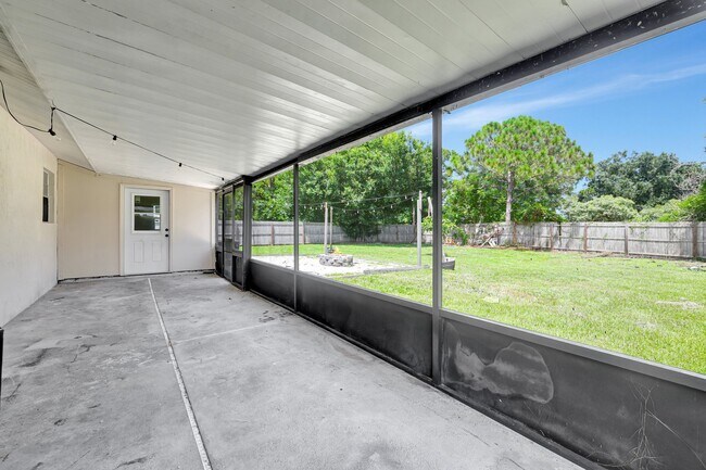 Building Photo - 1109 SE Sandia Dr