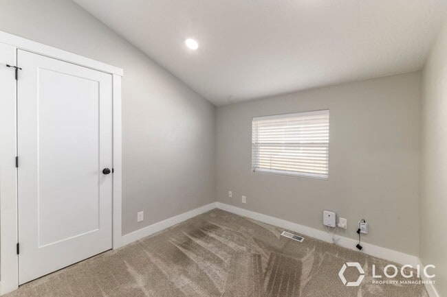Building Photo - 935 W 200 N