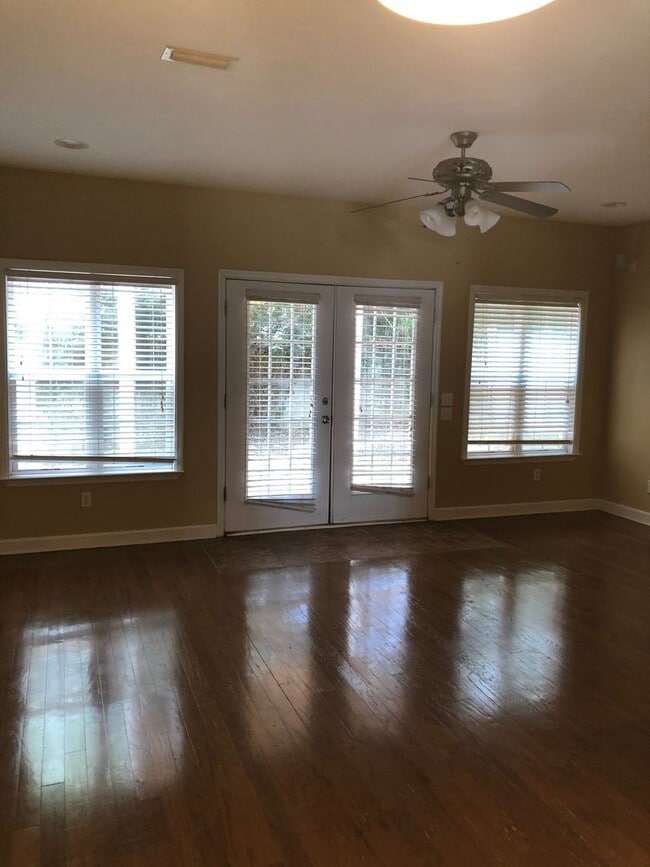 Building Photo - Eagle Landing - End Unit!