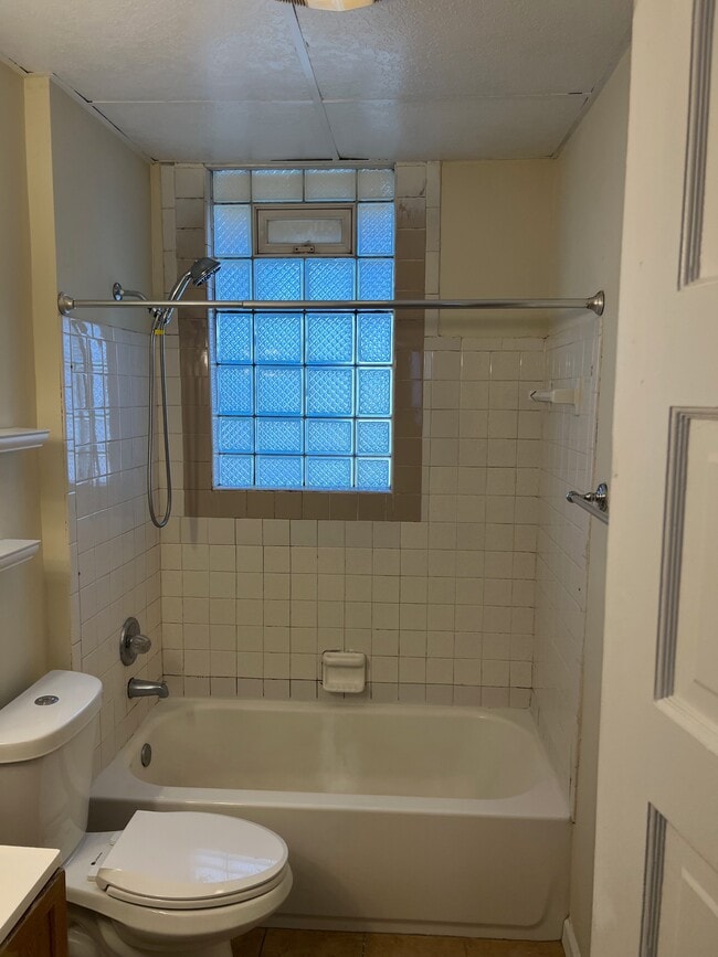 Building Photo - 905 Suire Ave