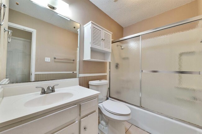 Building Photo - 2801 Skyway Cir