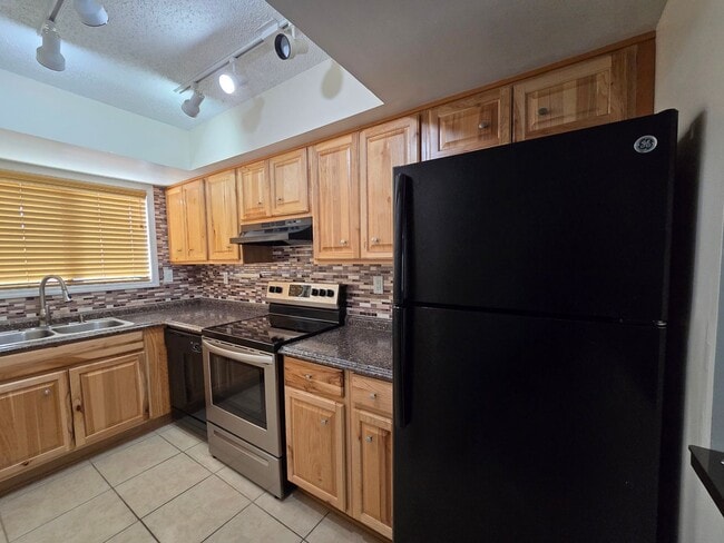 Building Photo - Updated 2-bedroom, 2.5-bath townhome