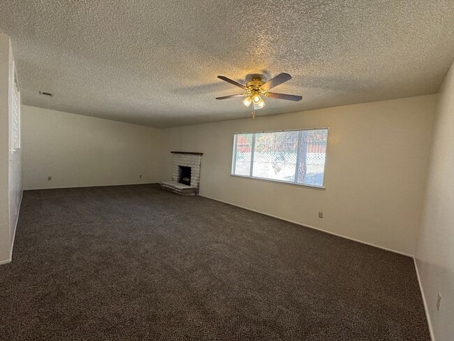 Building Photo - Victorville Home