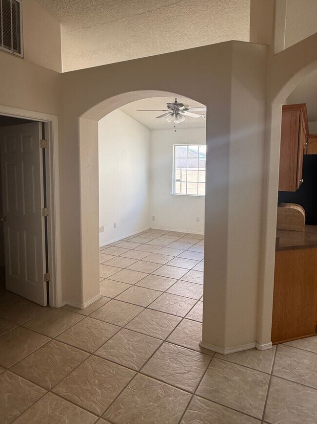 Building Photo - NW Home