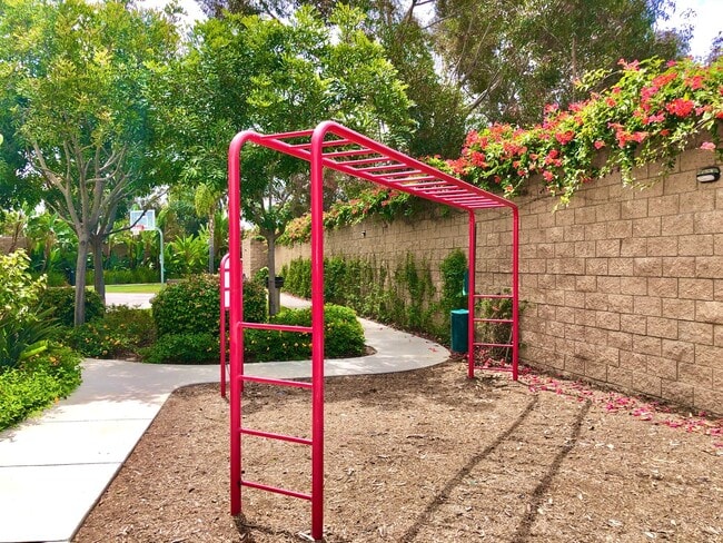 Building Photo - Beautifully Upgraded & Appointed End Condo...