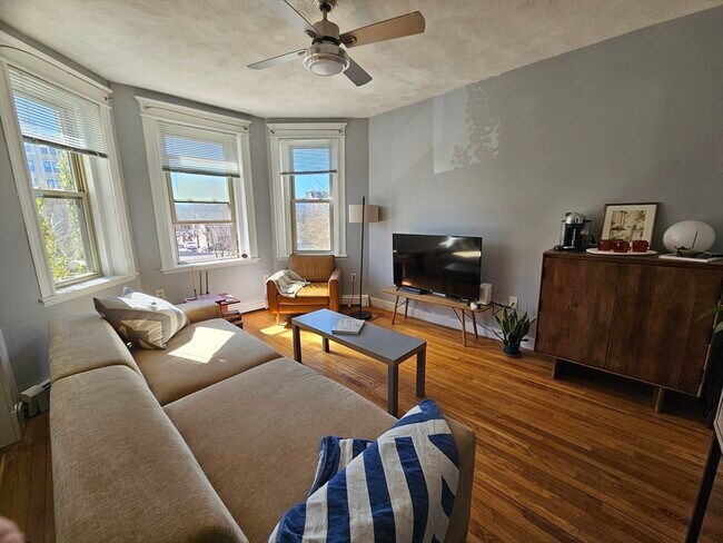 Primary Photo - 1665 Commonwealth Ave