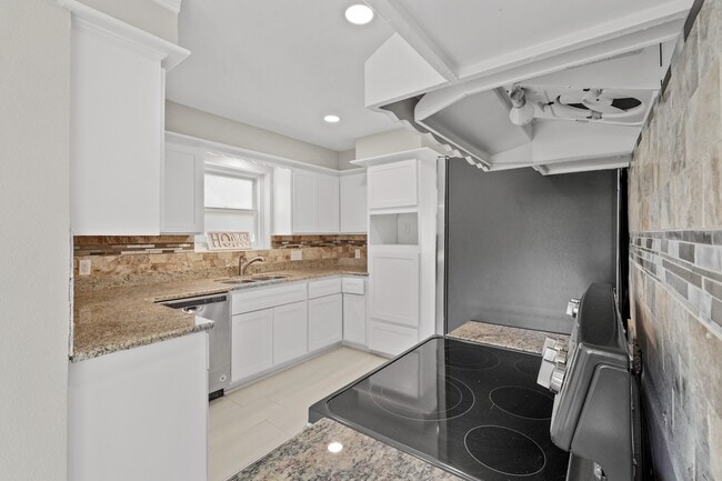 Building Photo - 10811 Tupper Lake Dr