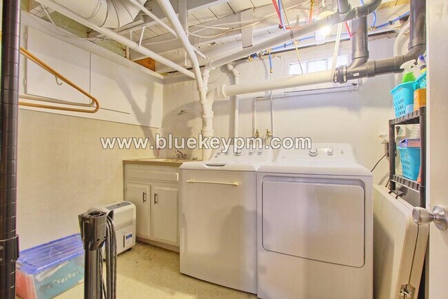 Building Photo - 3 Bed, 2 Bath Home Near McMenamins Kennedy School in NE Portland