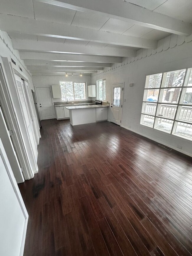 Building Photo - 2Bd home close to Bijou school! Call for a...