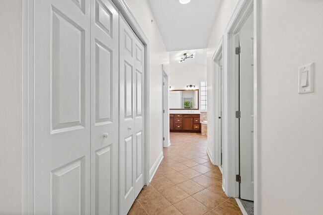 Building Photo - Spacious 3-Bedroom Condo in Prime Raleigh Location!