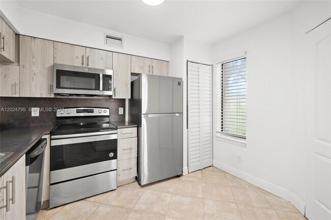 Building Photo - 1025 Coral Club Dr