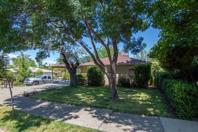 Building Photo - MOVE IN SPECIAL: $400 OFF FIRST MONTHS REN...