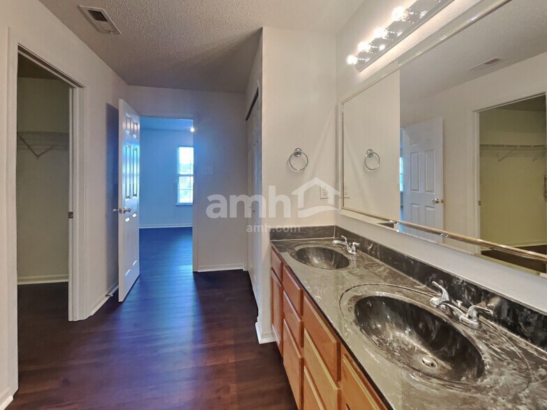 Building Photo - 10167 Hatherley Way