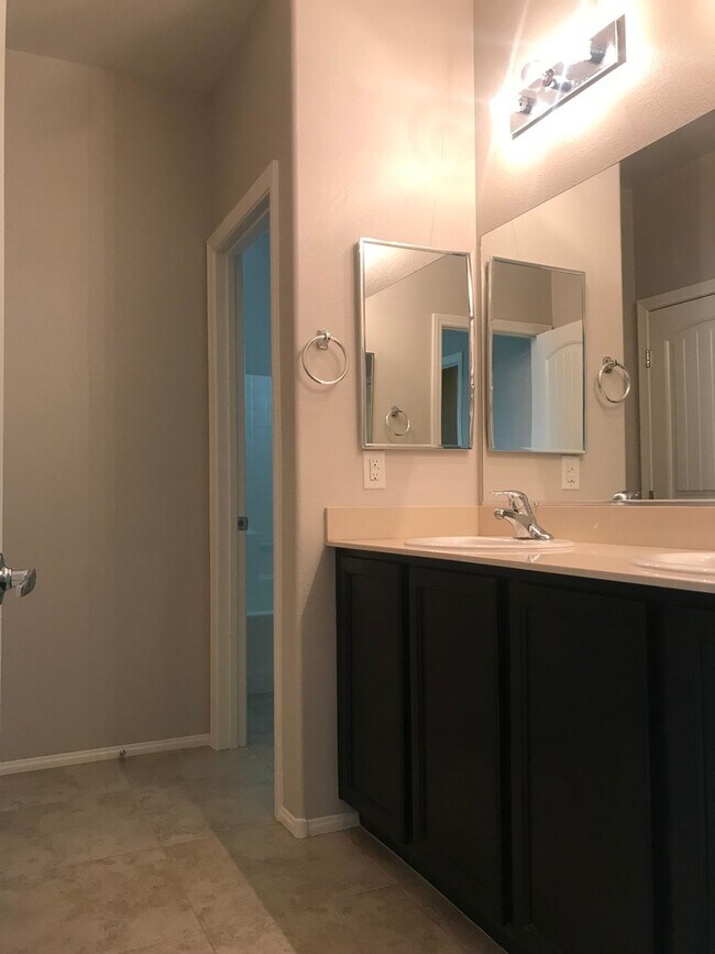 Building Photo - Beautiful DR Horton Home in Centennial Hil...