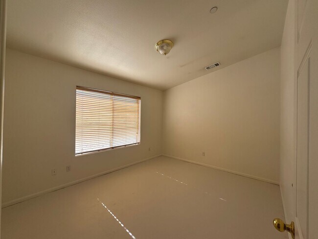 Building Photo - 4 bedrooms close to Joshua Tree National P...