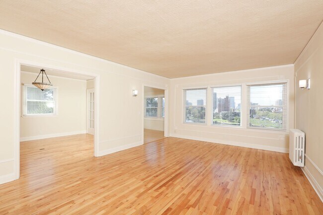 Building Photo - OPEN HOUSE: Sunday (12/21) 2:35pm-2:50pm Top Floor 2BR/2BA apartment with sweeping views of Lake ...