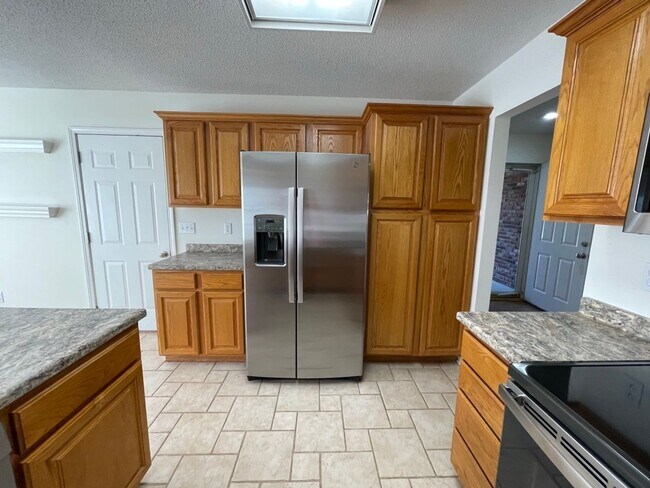 Building Photo - Spacious 4BR Home in Seven Oaks with Garage & Private Yard