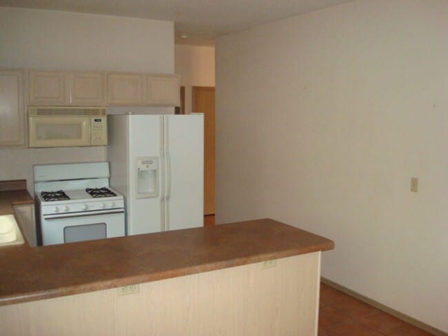 Building Photo - Cute Townhouse in Desirable Area- Close to...