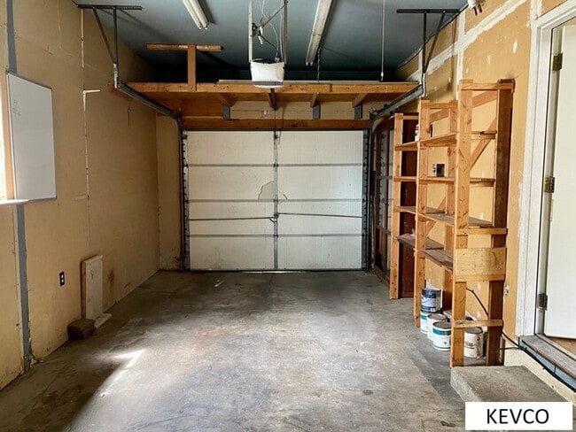 Building Photo - Spacious Home in Campus West!