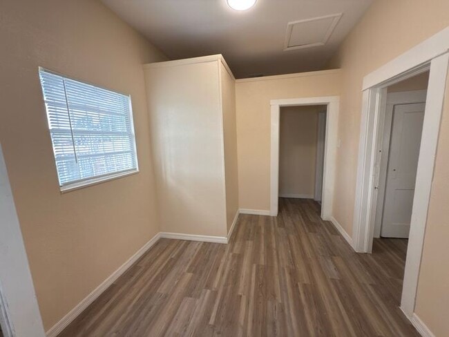Building Photo - Charming 3 bed 1 bath 1176 Sq. Ft