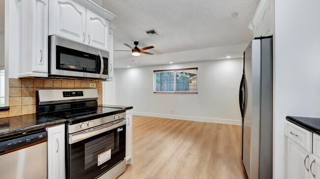 Building Photo - 20977 Country Creek Dr
