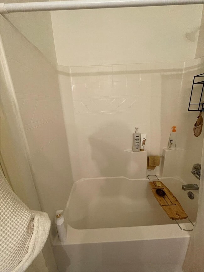 Building Photo - 718 Redwing Park Dr