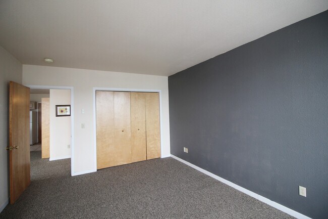 Building Photo - 525 Red Lady Ave