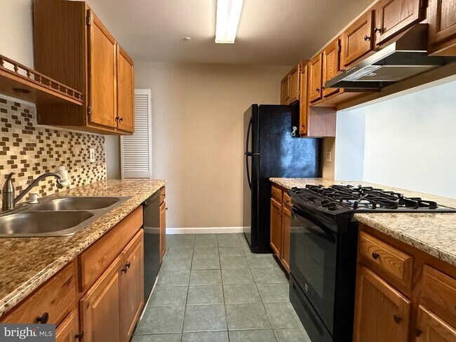 Building Photo - 901 Waters Edge Dr
