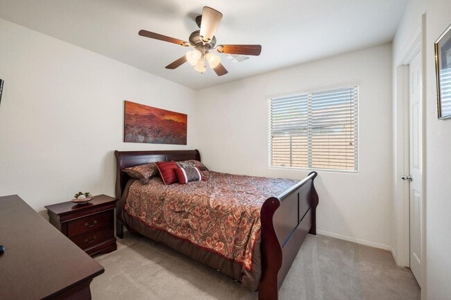 Building Photo - Move in ready 3 bedroom plus a den!
