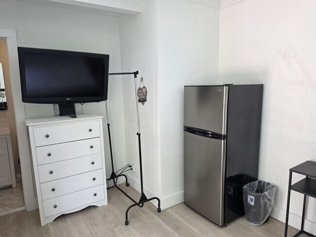 Building Photo - Studio Apartment Available Now!