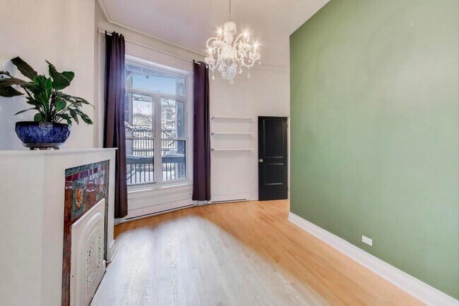 Building Photo - 1402 N La Salle Dr