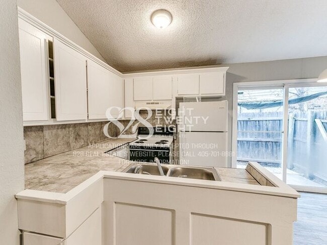Building Photo - Now Touring & Available for Move in! 3 Bed/1.5 Bath Duplex in West Norman!