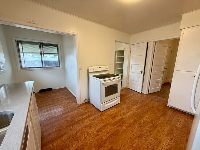 Building Photo - Spacious and Well-Equipped 3 Bed Spokane H...