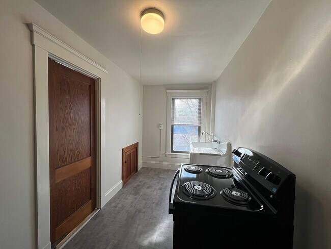 Building Photo - 248 N Main St