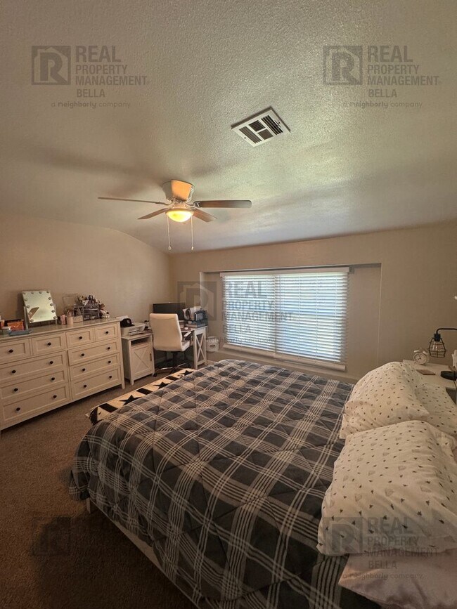 Building Photo - 3-Bed, 2-Bath Oasis in Hemet with Sparklin...