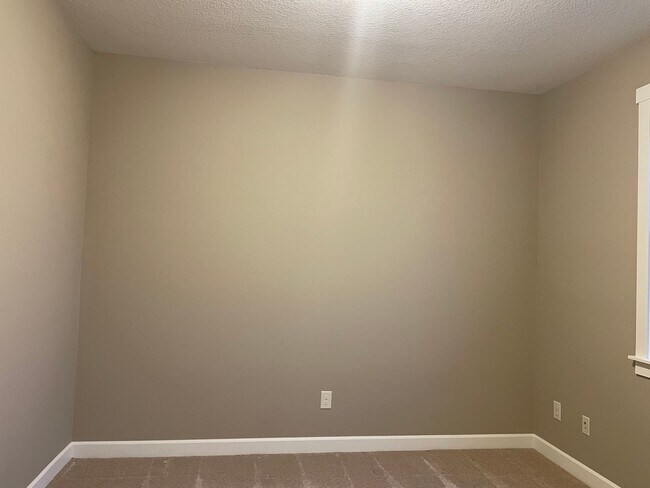 Building Photo - BEAUTIFUL LUXURY Style Townhouse with a gorgeous VIEW! Gated community in Camas! Top Rated Schools!