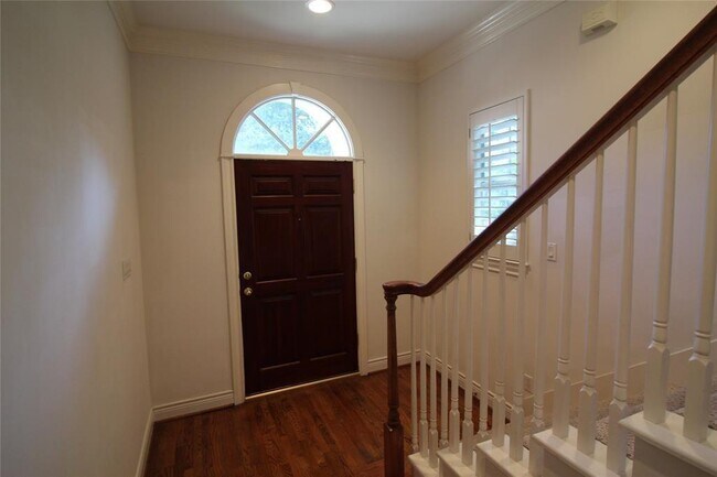 Building Photo - 1816 Devonshire Crescent