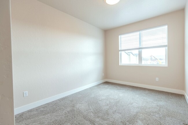 Building Photo - Beautiful 3br Townhome w 1-car Garage (2024)