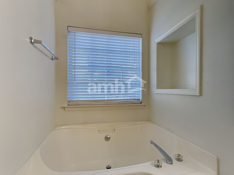 Building Photo - 41 Stallion Run