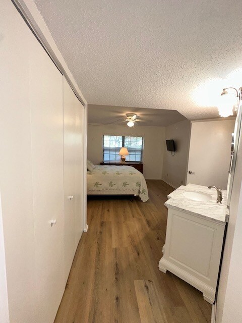 Building Photo - Oaks III - E104