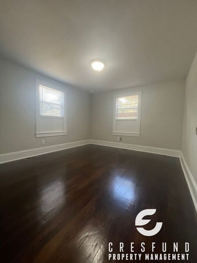 Building Photo - 3 Bedroom, 1 Bath with Fresh and Modernize...